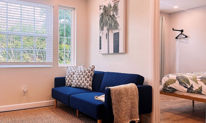 Southside House | Sunny Retreat: 2BR Cozy Cottage 5 min to Palm Beach!n