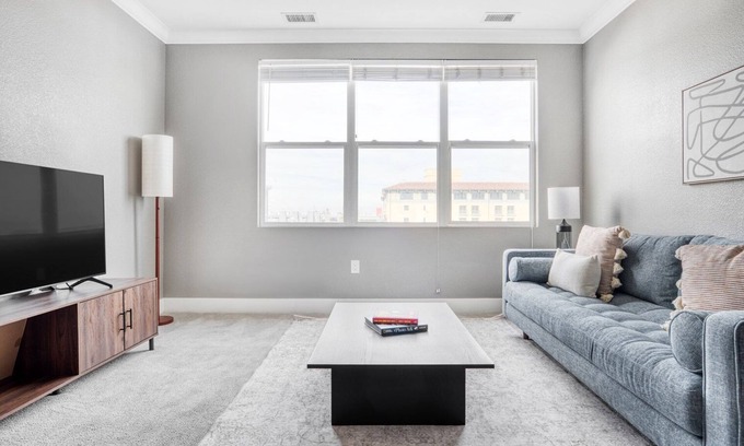 San Jose Apartment | Sunny Santana Row 1BR w/Pool & Gym, 10 mins to Google, by Blueground