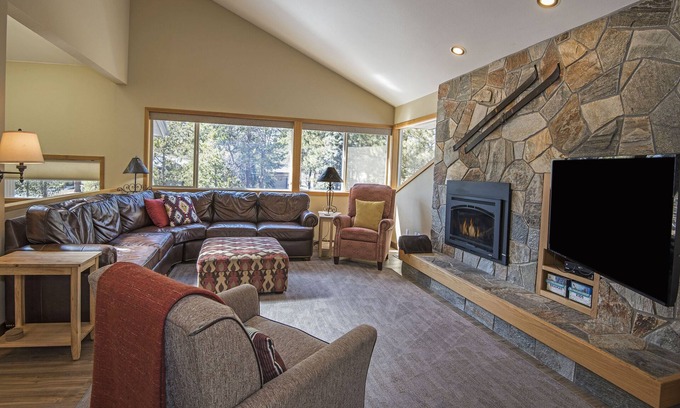 Sunriver House | Sunny Sunriver Four-Bedroom has Hot Tub, Spacious Rooms, Two Decks Near Golf!