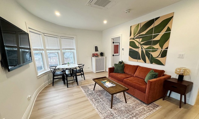 Evanston Apartment | Sunny Work From Home Apt: Near Northwestern-Chicago-Beaches-Loyola