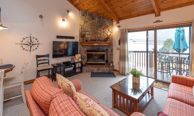Sunplace House | Sunplace #02: Lake Access, Townhouse, Fireplace, Community Pool!
