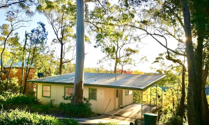 Linden House | Sunrise Lodge - Private Cosy Lodge Set on Bush Block with Expansive Panoramic Views