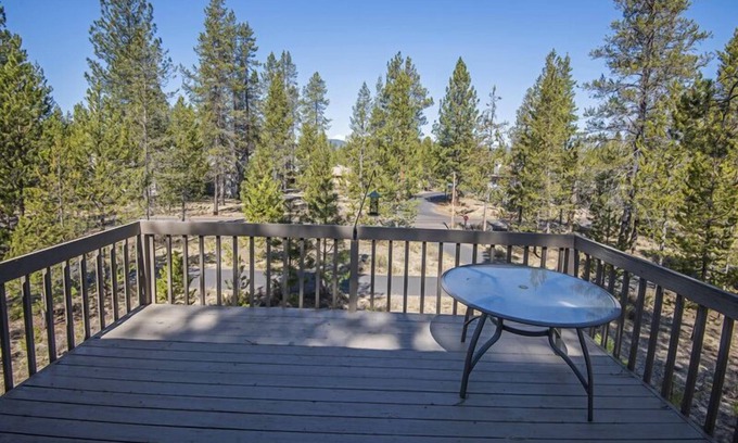 Sunriver House | Sunriver Beauty Has Space, Hot Tub, Bikes, SHARC Passes and More!