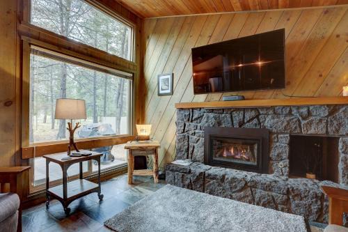 Overlook Park House | Sunriver Escape Sleeps 8 Pet Friendly SHARC Hot Tub