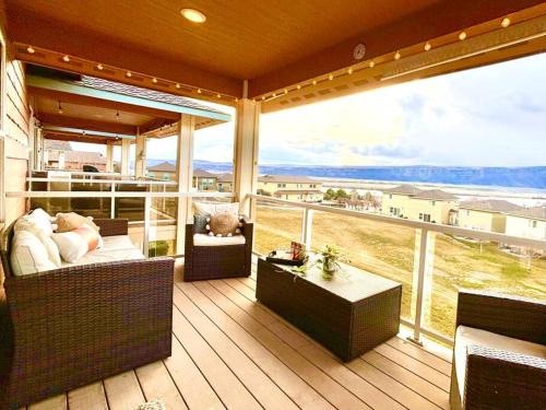 Quincy House | Sunserra Villa! Movie Room, Family Friendly, BBQs, Pools, Free Golf!