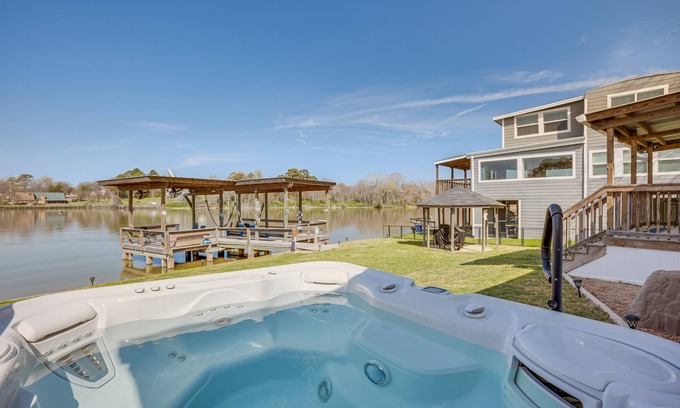 Onalaska House | ‘Sunset Cove’ Lakefront Rental w/Private Dock!