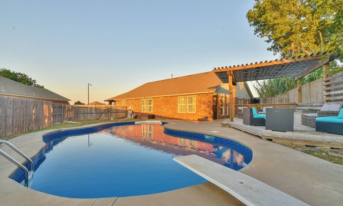 South Oklahoma City House | Sunset Family Retreat with Pool - Games - Near Will Rogers Airport