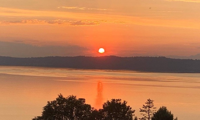 Des Moines House | Sunset Paradise With Amazing Ocean View only 30 mins. South of Downtown Seattle!