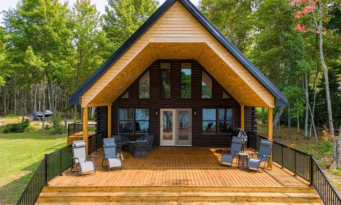 Mundleville Cabin | Sunset Shore Lodge. Pet friendly, Richibucto River