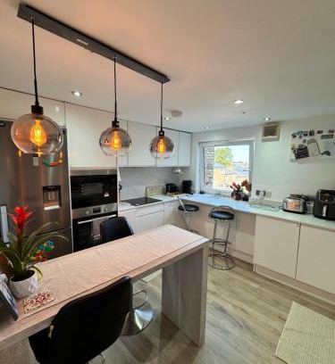 West Norwood Apartment | Sunset View 2BR Apartment - Beautiful London View & Free Parking