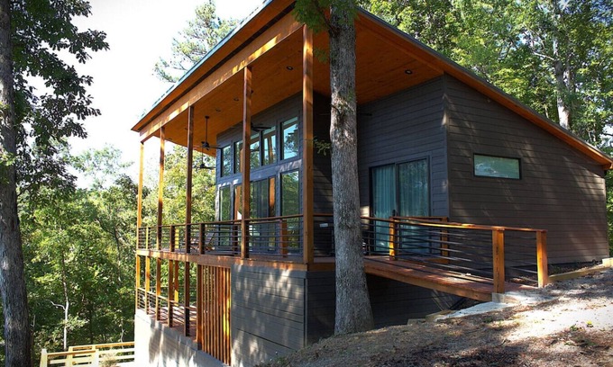 Arley House | Sunset Views-Modern Lake Retreat