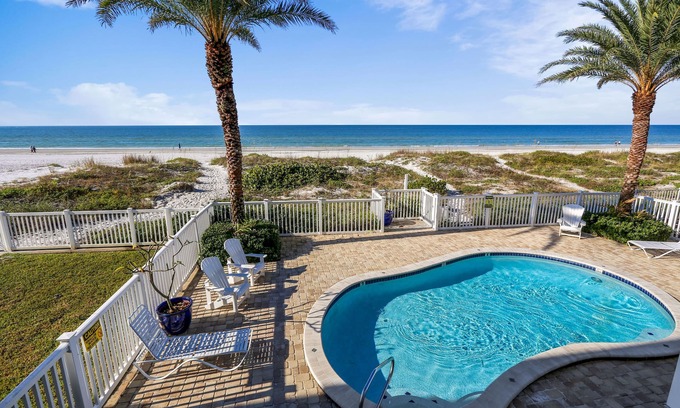 Sunset Reef Condo | Sunset Villas 2 Amazing VIEWS|pool|sun deck|Beachfront-only 4 condos!