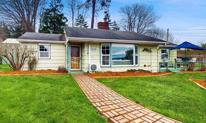 Des Moines House | Sunsets over Sound | Water-View Getaway on Half-Acre | Walk to Dining