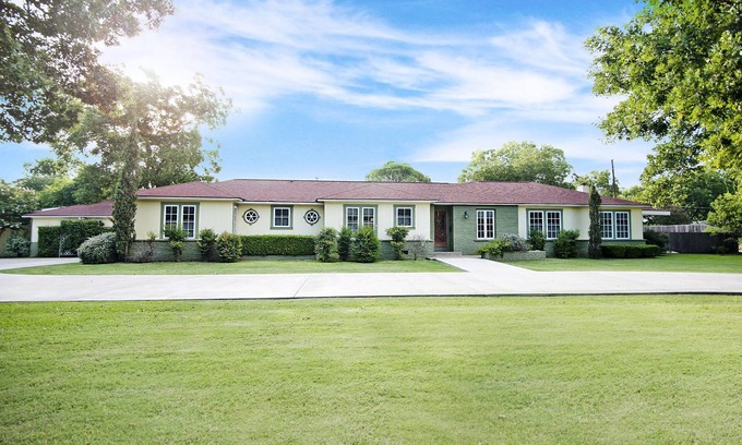 Fredericksburg House | Sunshine Haus, Sleeps up to 14, Hot Tub, Pool, Walk to Main Street, 2 firepls