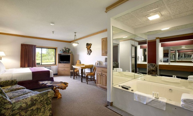 Virginia Hotel | Super 8 by Wyndham Eveleth