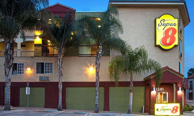 Downtown Los Angeles Hotel | Super 8 by Wyndham Los Angeles Downtown