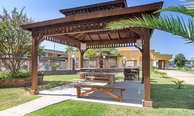 Tyler Hotel | Super 8 by Wyndham Tyler TX