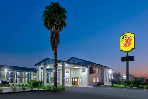 Victoria Hotel | Super 8 by Wyndham Victoria - South - Hwy 59