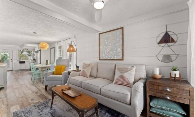 Holiday Beach House | Super Cute 2BR 2BA bungalow