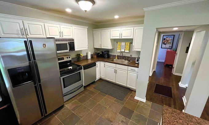 Radnor House | *SUPER CuTe & cOoL COTTAGE + White Picket Fence!! CONVENIENT LOCATION!
