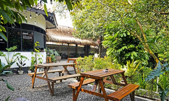 Dago Hotel | Super OYO 91350 Garden Hostel
