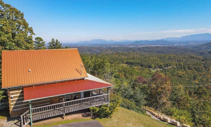 Gatlinburg - Pigeon Forge Cabin | Super View,Smoky Mtn Log Cabin,Pool Table,Hot Tub