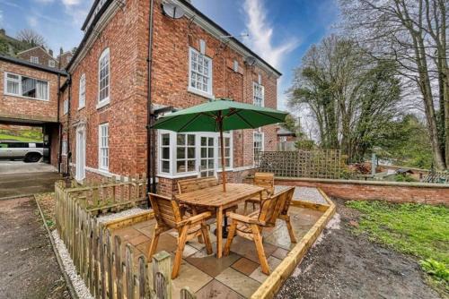 Bridgnorth House | Superb Bridgnorth House with Parking & Garden Perfect for Families and Business - Sleeps 6 by PureStay