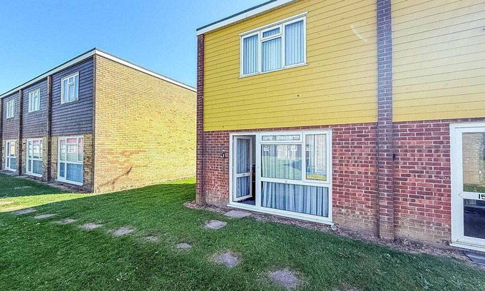 Great Yarmouth Ski Chalet | Superb chalet close to Hemsby beach with a modern interior, sleeps 5 ref 18151B