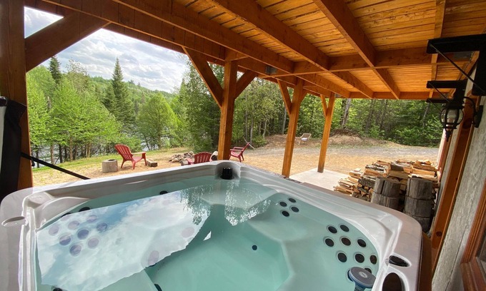 Mauricie Ski Chalet | Superb log cabin with unique scenery and spa!