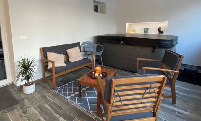 Quincy-Voisins Apartment | Superb T2 with private Jacuzzi near Disney