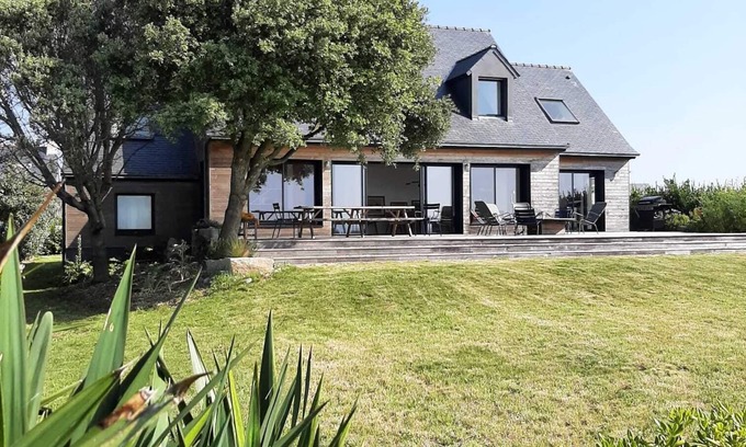 Loctudy Villa | Superb villa for 14 people. Directly on the sea