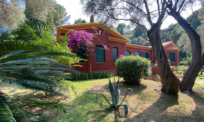 Saint-Jean-Cap-Ferrat Villa | Superbe Villa 6 Chambres Rénovée à 50m de la Plage de Passable, Piscine, Clim,