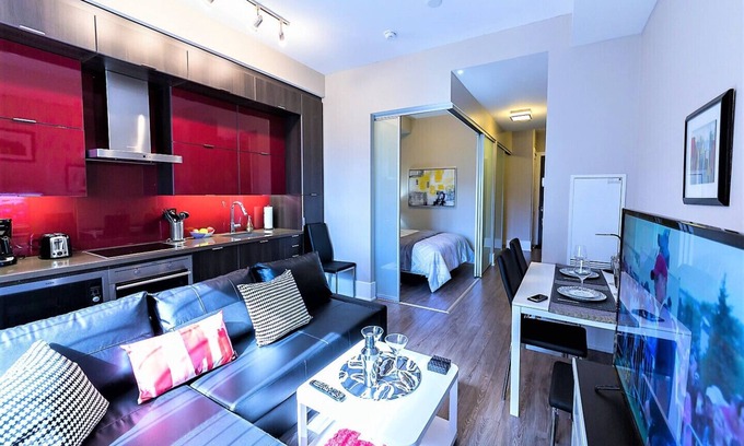 Toronto Entertainment District Condo | Superior Suite CN Tower, Metro Convention & Rogers Center