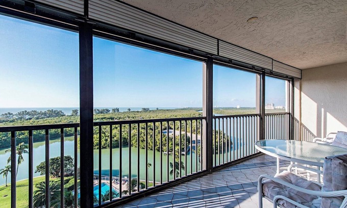 Vanderbilt Beach Apartment | Surf Colony - Vanderbilt Beach - Bayside