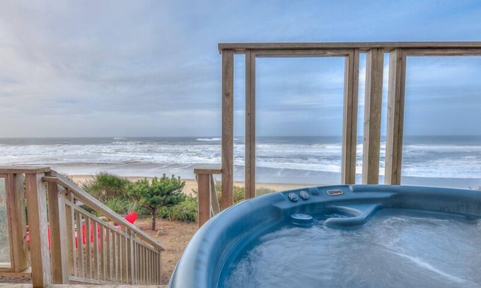 Lincoln City House | Surfer's View - New Custom Built Ocean Front Home with Ocean View Hot Tub