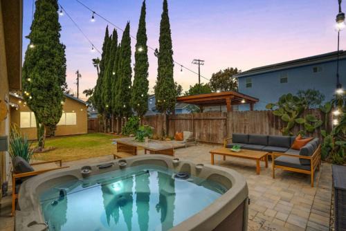 Franklin House | Surfers Dreams - 5min Drive to Beach with PoolTable