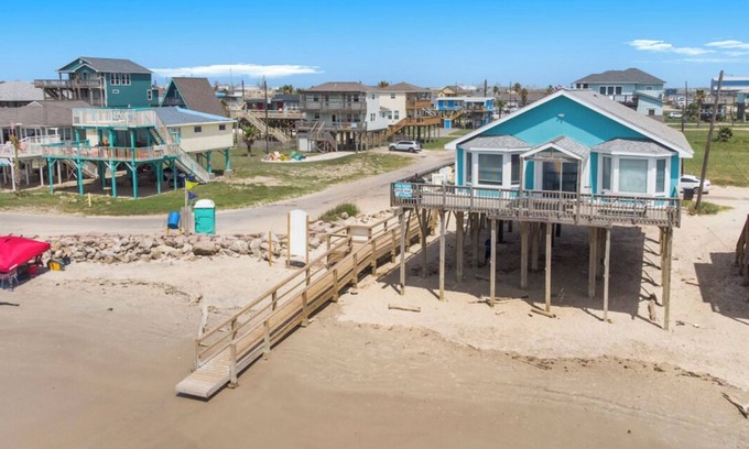 Surfside Beach House | Surfside Beachfront Dream. On sand!Family Reunion and Pet friendly