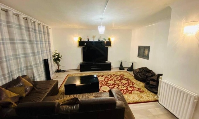 Aldershot House | Surrey Hills Retreat - 2 Bed - Easy Access to Central London