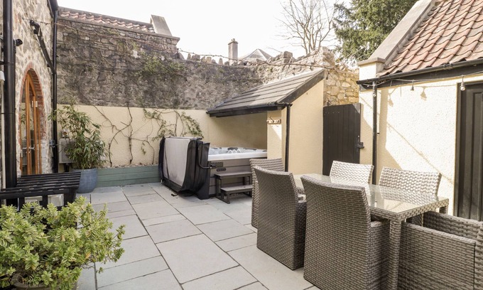 Weston-super-Mare Cottage | SUTHERLAND BARN, pet friendly, character holiday cottage in Hutton