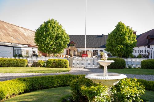 Kivik Bed & Breakfast | Svabesholms Kungsgårds B&B och Pensionat Stenshuvud