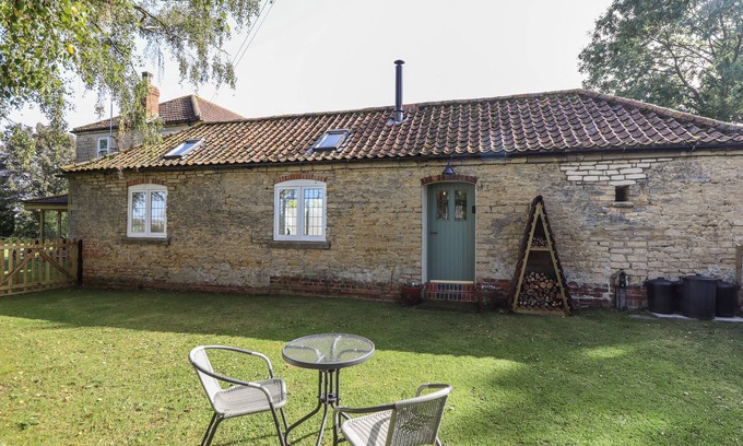 Glentham Cottage | SWALLOW'S NEST, pet friendly, with open fire in Hibaldstow