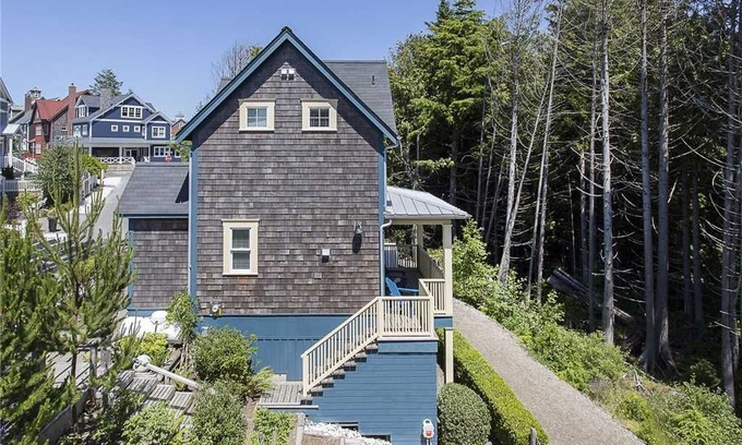 Seabrook House | Swallows Nest Cottage: 3 BR / 2.5 BA seabrook in Pacific Beach, Sleeps 6