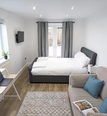 Cyncoed Apartment | Swan Lake Lodge & free parking