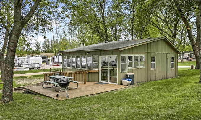 Fergus Falls Cabin | Swan Lake Resort & Campground - Lakeside Cabin #3