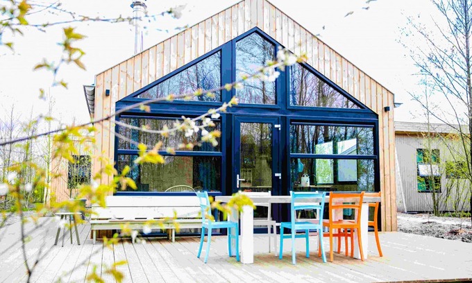 Grou House | Swarm - 3 Waterlodges Naast Elkaar in Friesland