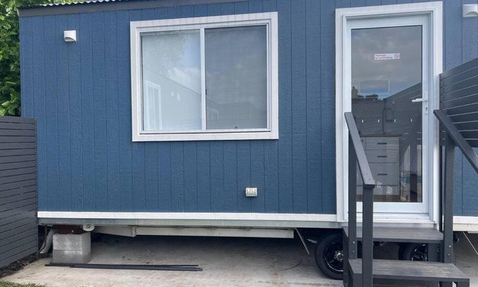 Wollongong Ski Chalet | Sweet Cute blue tiny home with Pool and 2 minute drive to the beach