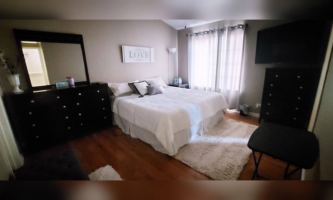 Gilberts House | Sweet Family Getaway NW Suburb 35 min to OHare