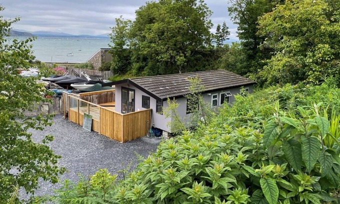 Bwlchtocyn Ski Chalet | Swn Y Mor Cabin in the beautiful Pwllheli