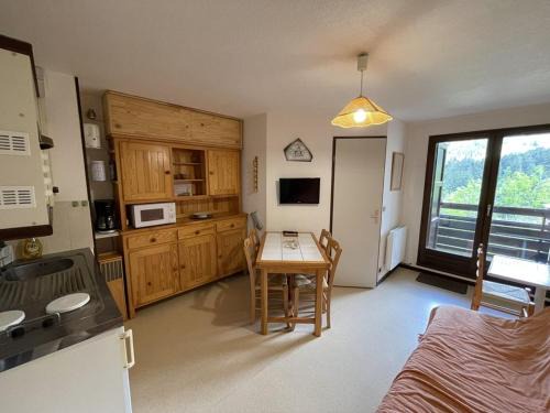 Laveissiere Apartment | T2 cabine avec balcon, près des pistes - FR-1-787-21