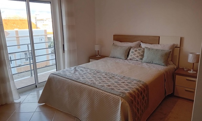 Pera Apartment | T2 Em Zona Muito Tranquila